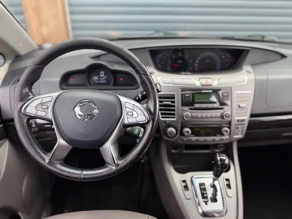 Ssangyong Rodius Aut Saphire 4W/Leder/7-Sitze/SDach/SHZ/ 05/2016-photo-12