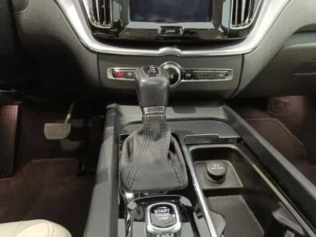 Volvo XC60 Momentum 2WD D4 Geartronic LED AHK Schiebed 04/2019-photo-7