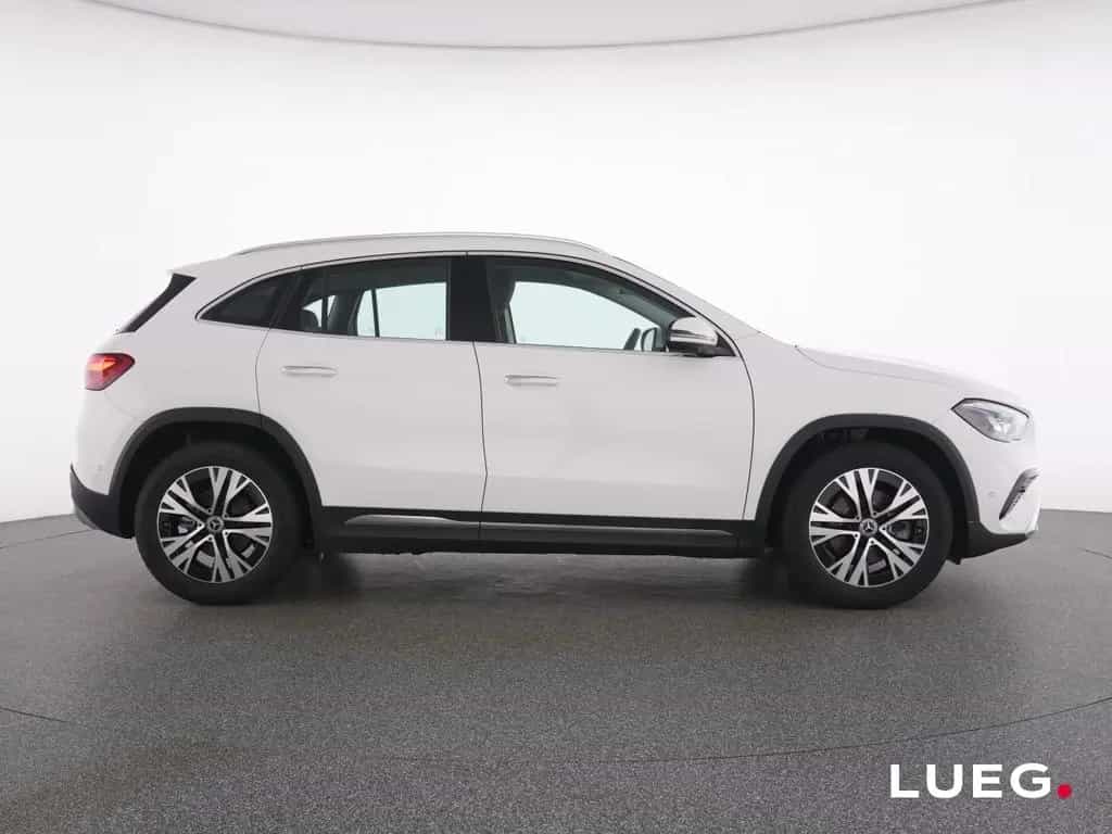 Mercedes-Benz GLA 200 Progressive+MBeam+Distronic+AHK+KeyG+360 01/2025-photo-11