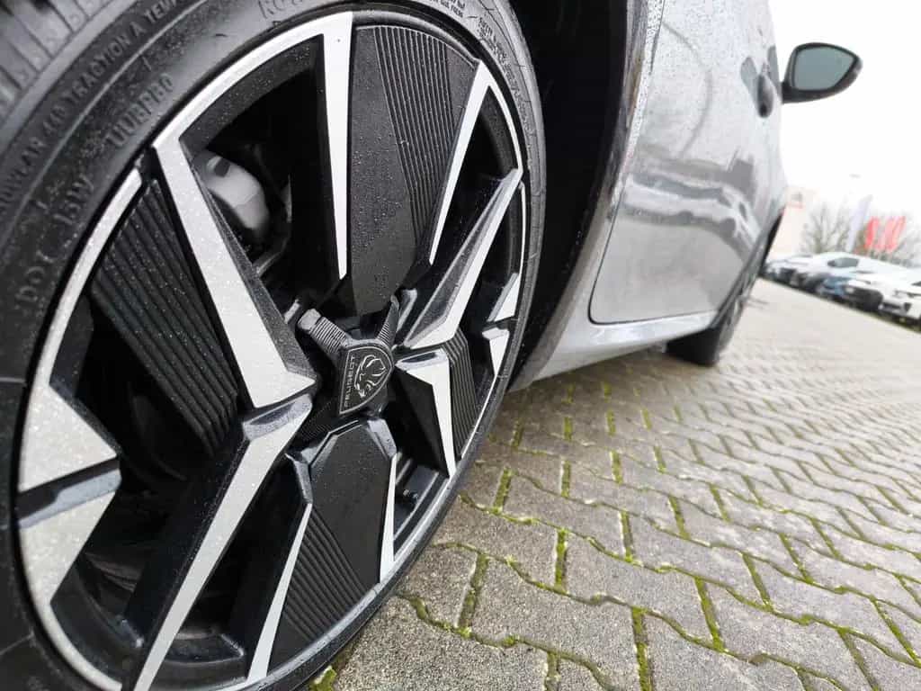 Peugeot 208 Hybrid 100 GT e-DSC6 04/2025-photo-13