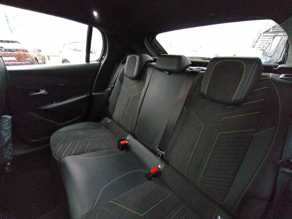 Peugeot 208 Hybrid 100 GT e-DSC6 04/2025-photo-17