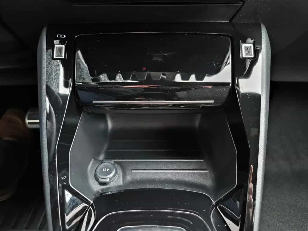 Peugeot 208 Hybrid 100 GT e-DSC6 04/2025-photo-26