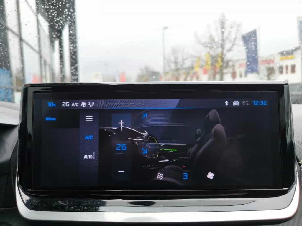 Peugeot 208 Hybrid 100 GT e-DSC6 04/2025-photo-32