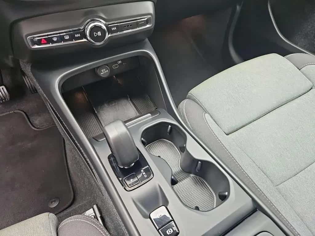 Volvo XC40 Core 2WD 04/2023-photo-12