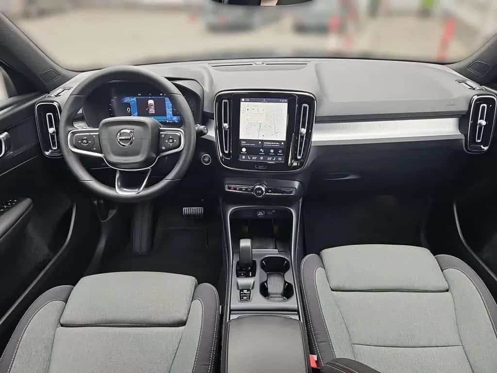 Volvo XC40 Core 2WD 04/2023-photo-9