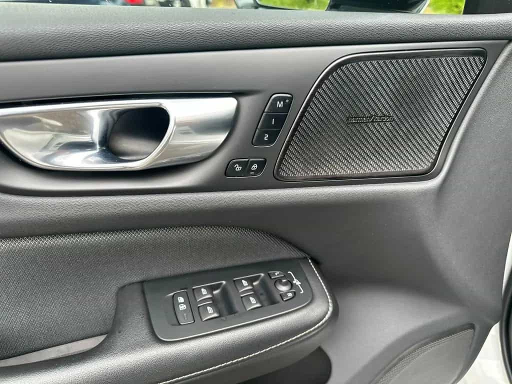 Volvo V60 B4 R Design PANORAMA HARMAN/K KAMERA 19 ZOLL 12/2021-photo-23