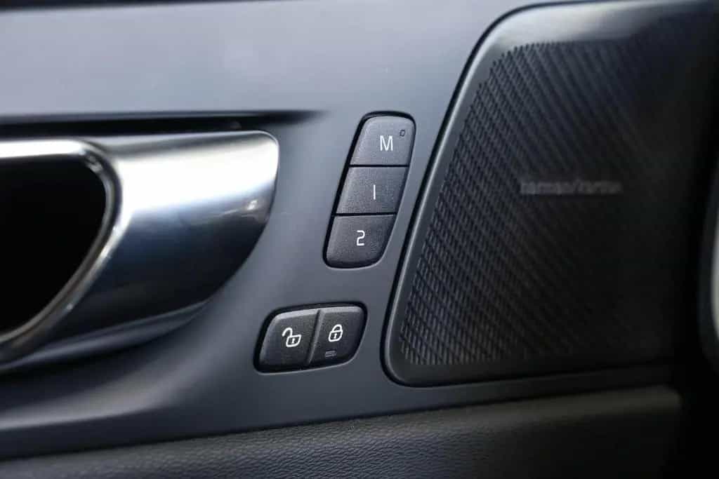 Volvo XC60 R Design AWD *AUT*NAV*LED*H&K*360°* 12/2020-photo-32