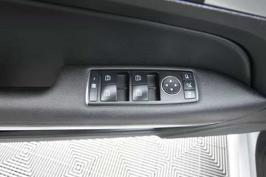 Mercedes-Benz E 250 Cabrio SHZ NAVI SBL AHK TEMP 07/2012-photo-28
