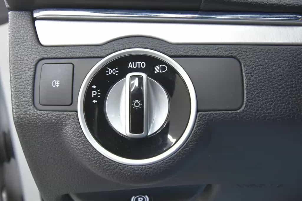 Mercedes-Benz E 250 Cabrio SHZ NAVI SBL AHK TEMP 07/2012-photo-29