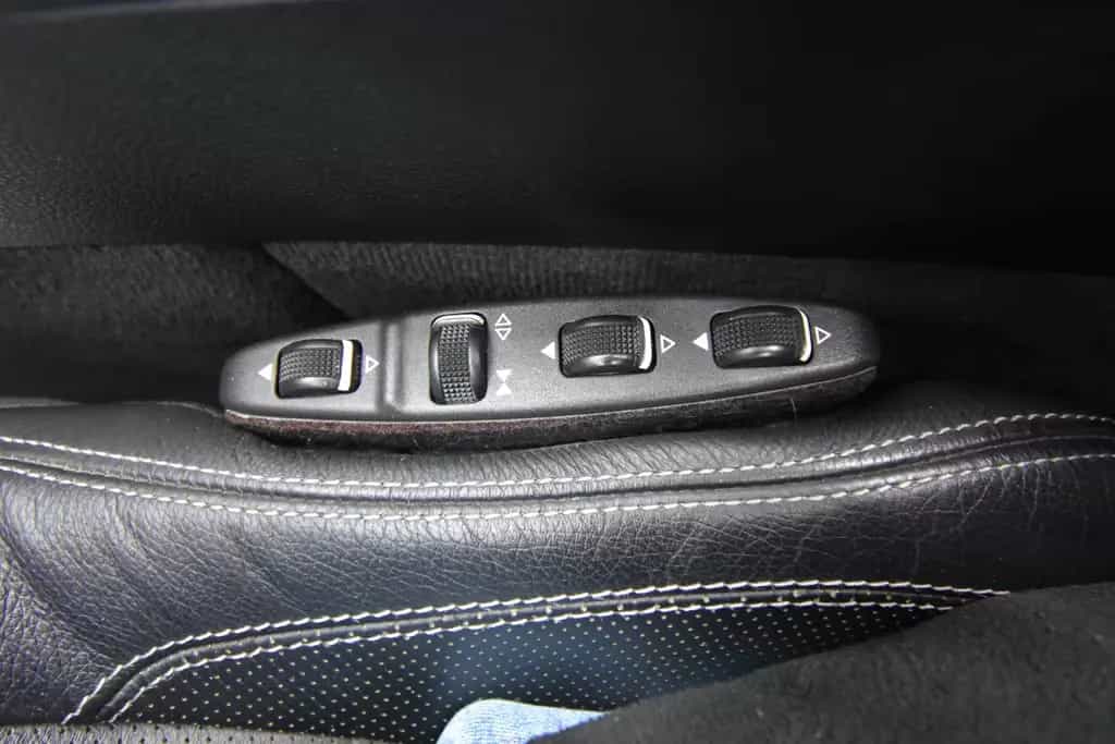 Mercedes-Benz E 250 Cabrio SHZ NAVI SBL AHK TEMP 07/2012-photo-31