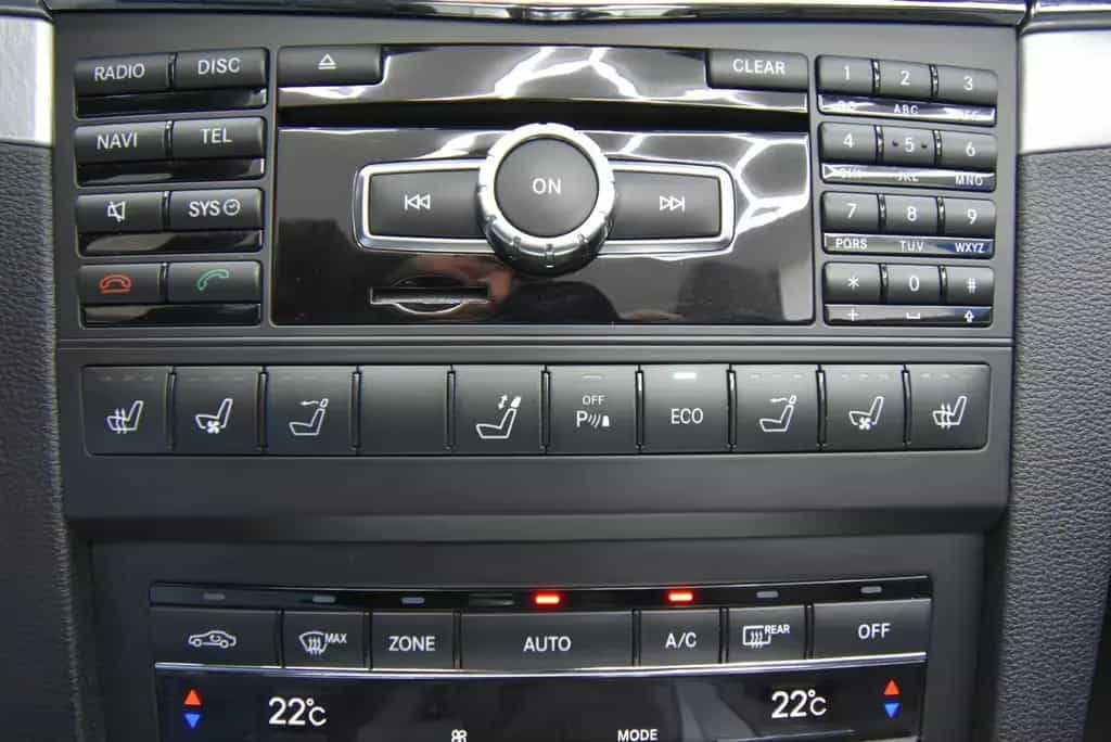Mercedes-Benz E 250 Cabrio SHZ NAVI SBL AHK TEMP 07/2012-photo-34