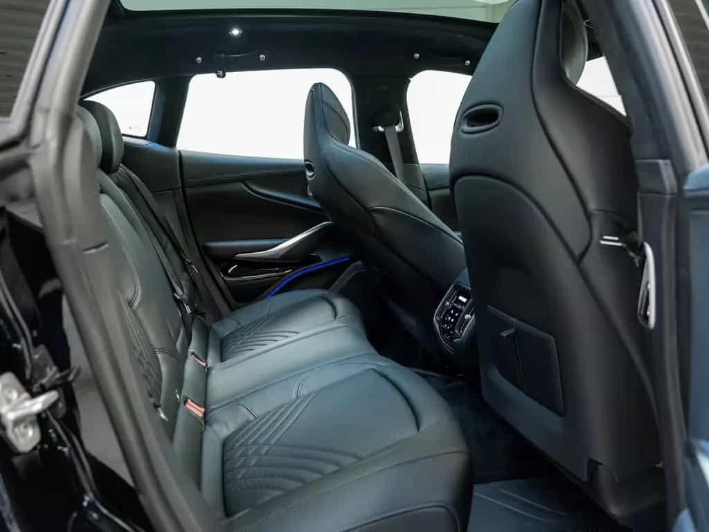 Aston Martin DBX Jet Black Onyx Black 06/2024-photo-18