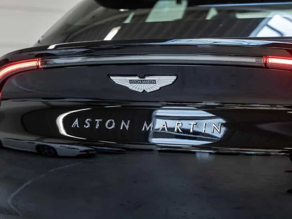 Aston Martin DBX Jet Black Onyx Black 06/2024-photo-22