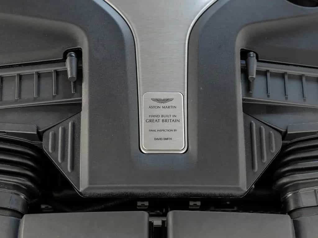 Aston Martin DBX Jet Black Onyx Black 06/2024-photo-24