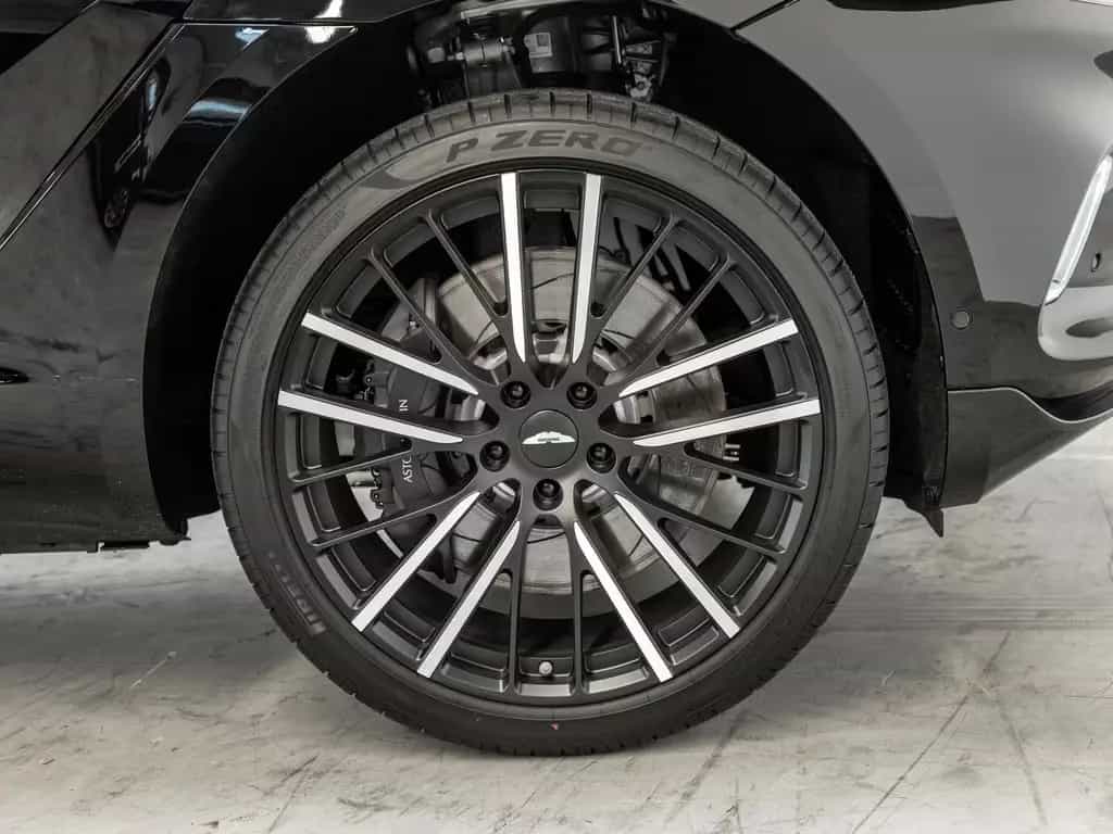 Aston Martin DBX Jet Black Onyx Black 06/2024-photo-3