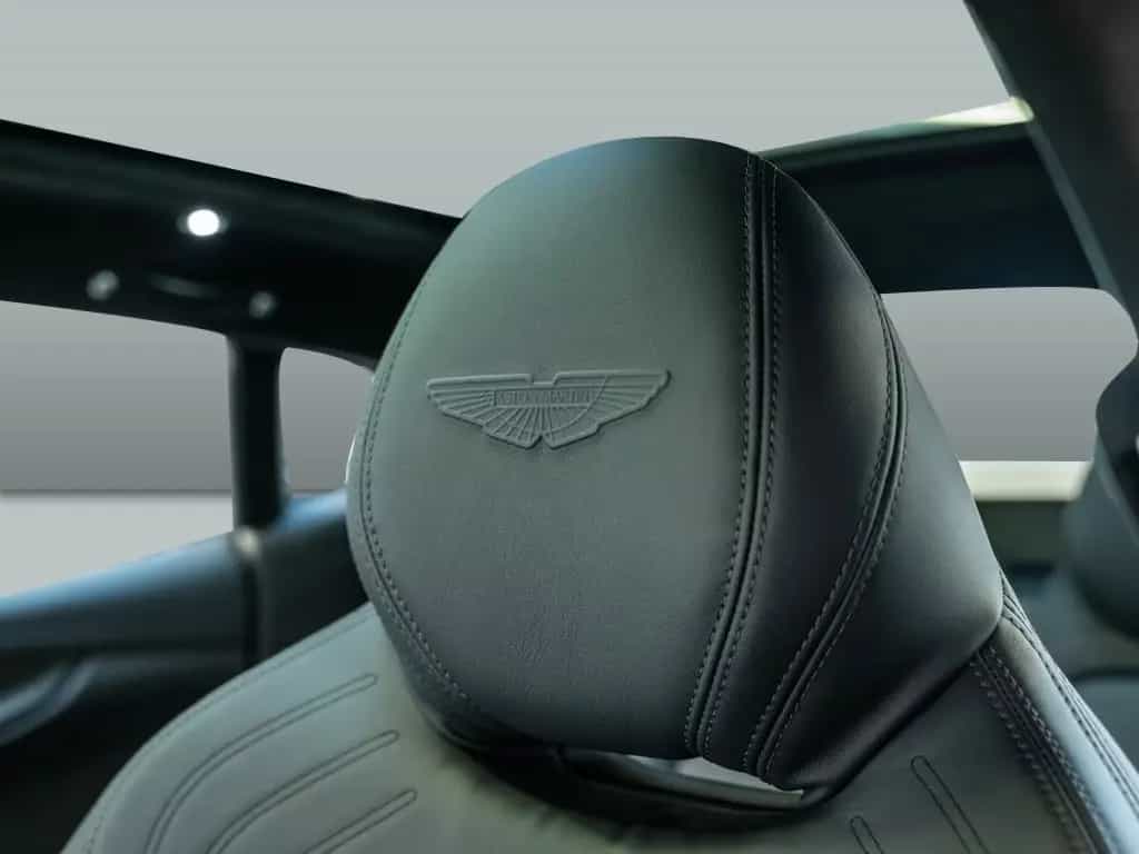 Aston Martin DBX Jet Black Onyx Black 06/2024-photo-4