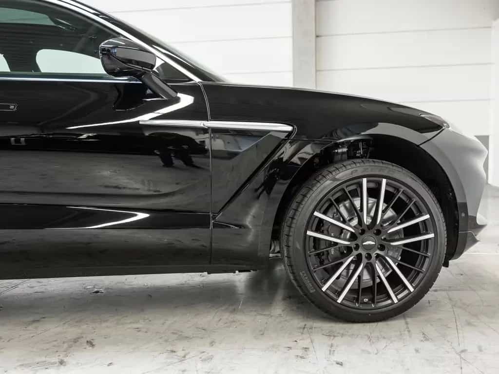 Aston Martin DBX Jet Black Onyx Black 06/2024-photo-8