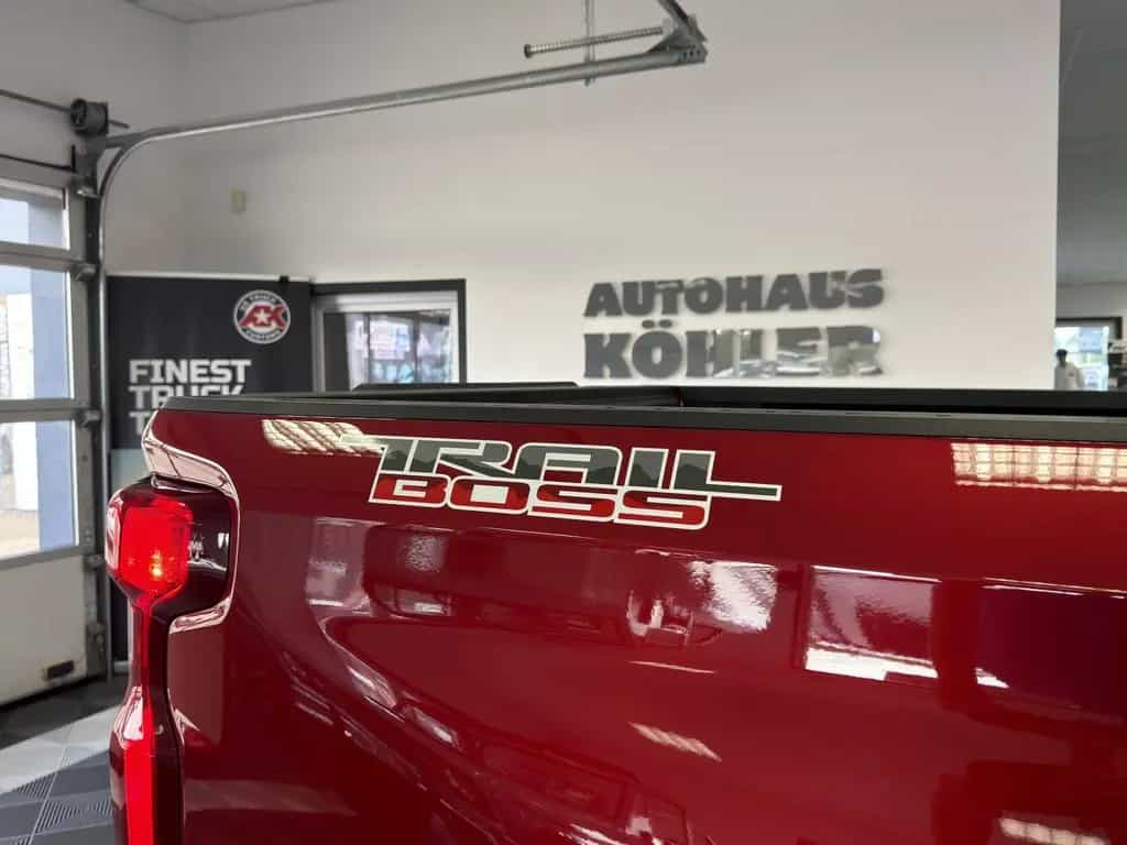 Chevrolet Silverado Trail Boss 4WD V8 2025 Z71 2LT LEDER S null-photo-11