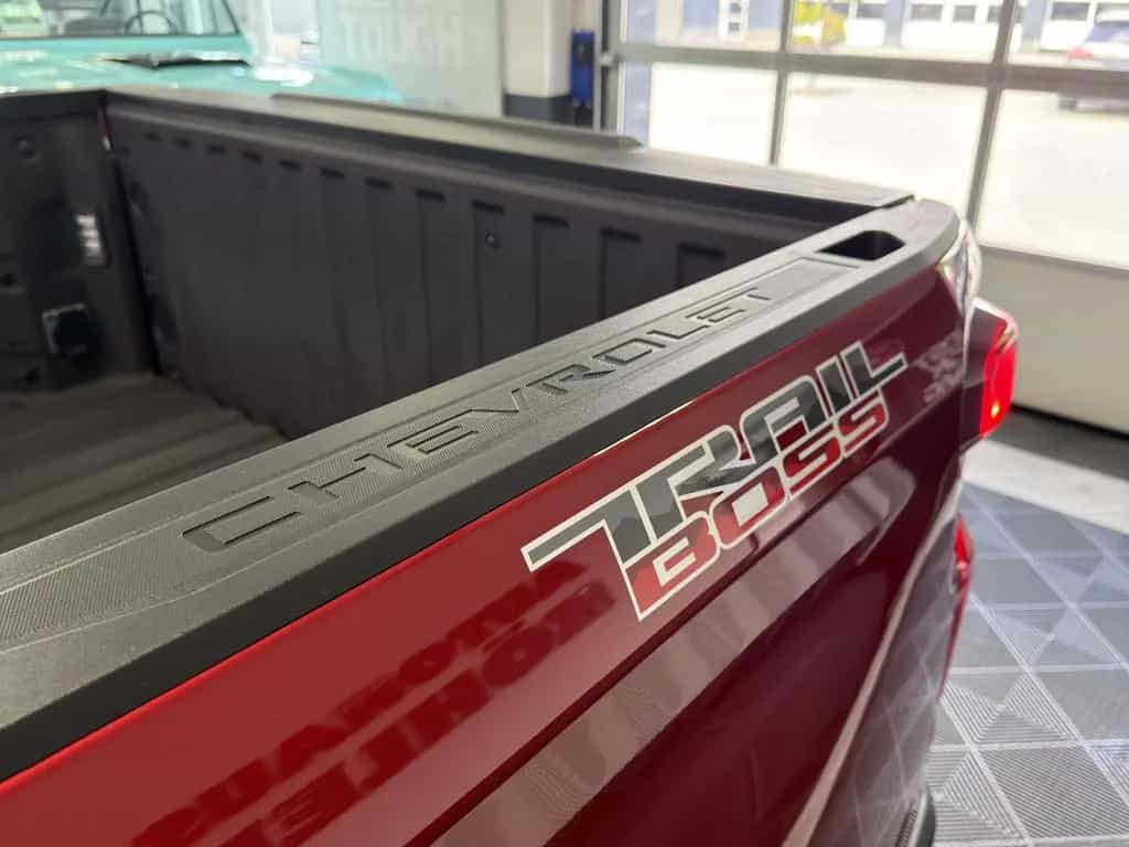 Chevrolet Silverado Trail Boss 4WD V8 2025 Z71 2LT LEDER S null-photo-15