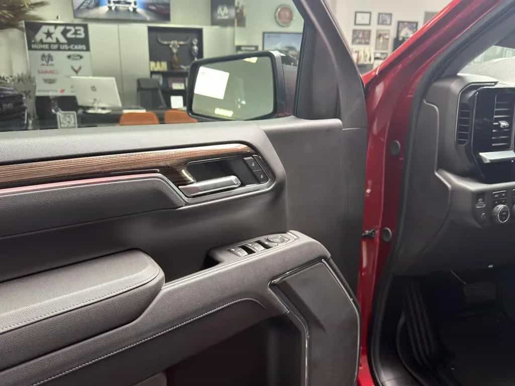 Chevrolet Silverado Trail Boss 4WD V8 2025 Z71 2LT LEDER S null-photo-16