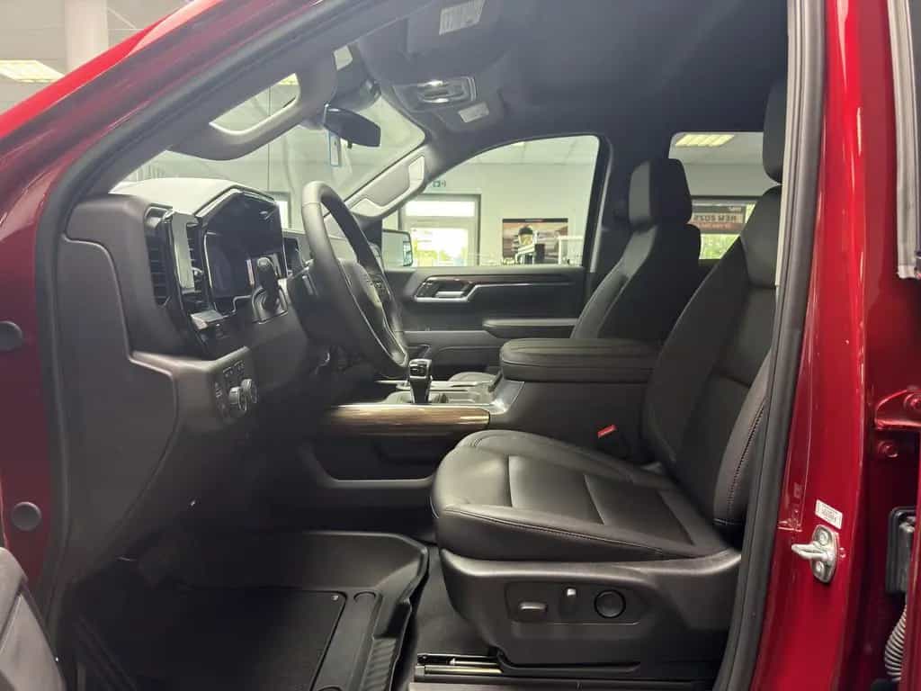 Chevrolet Silverado Trail Boss 4WD V8 2025 Z71 2LT LEDER S null-photo-18