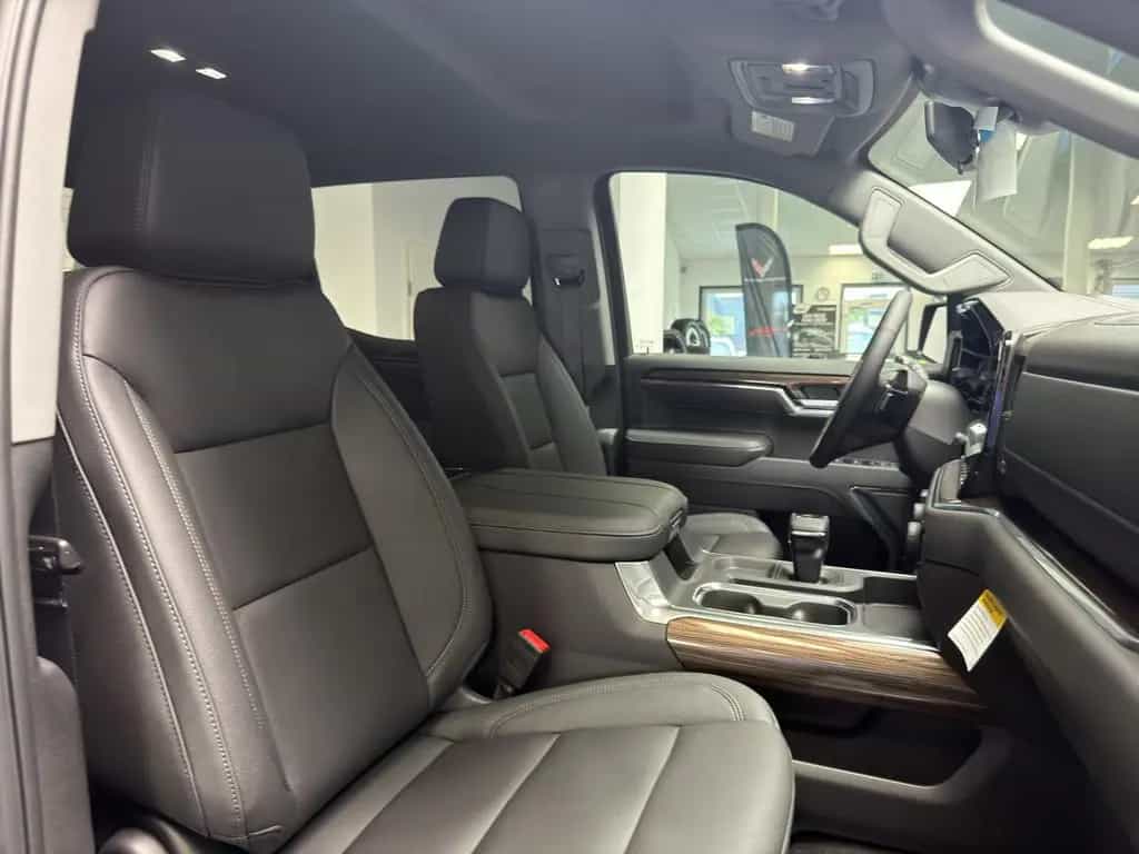 Chevrolet Silverado Trail Boss 4WD V8 2025 Z71 2LT LEDER S null-photo-35