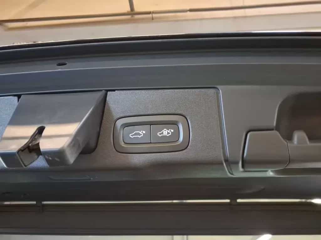 Volvo XC60 Momentum ALLRAD 21*Sdach*STHZG*AHK*LED* 04/2022-photo-17