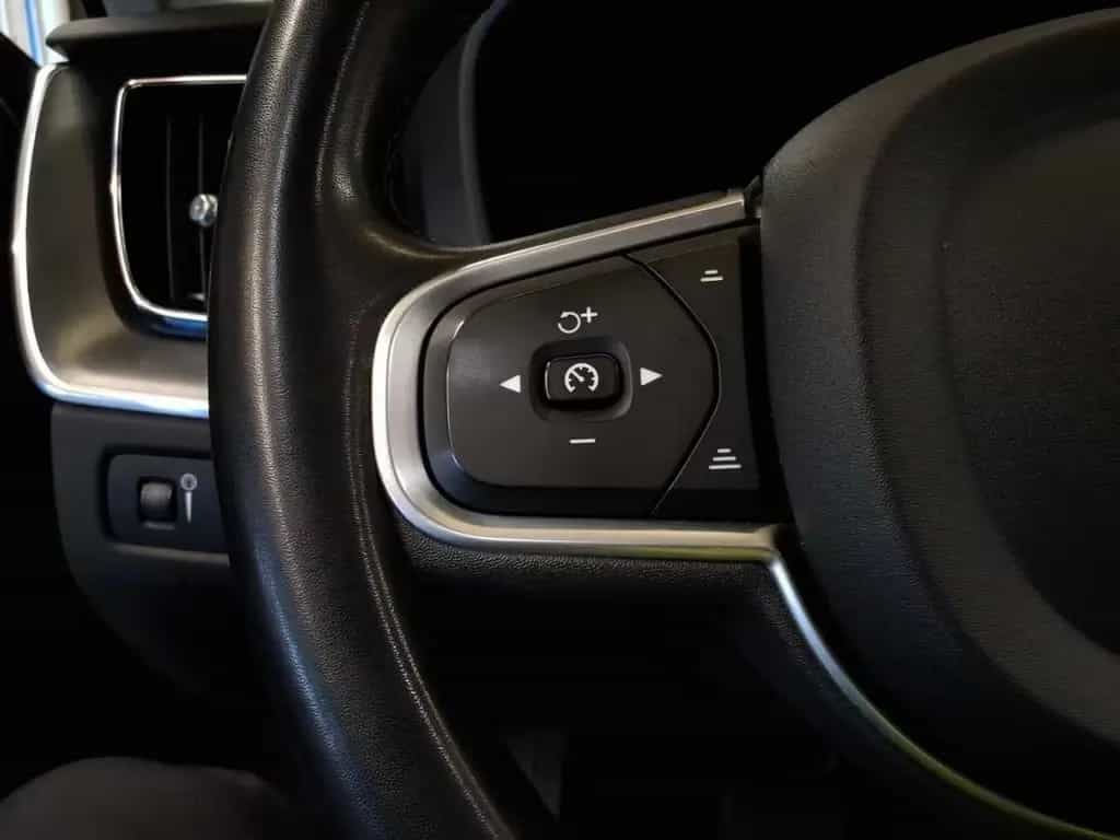 Volvo XC60 Momentum ALLRAD 21*Sdach*STHZG*AHK*LED* 04/2022-photo-9
