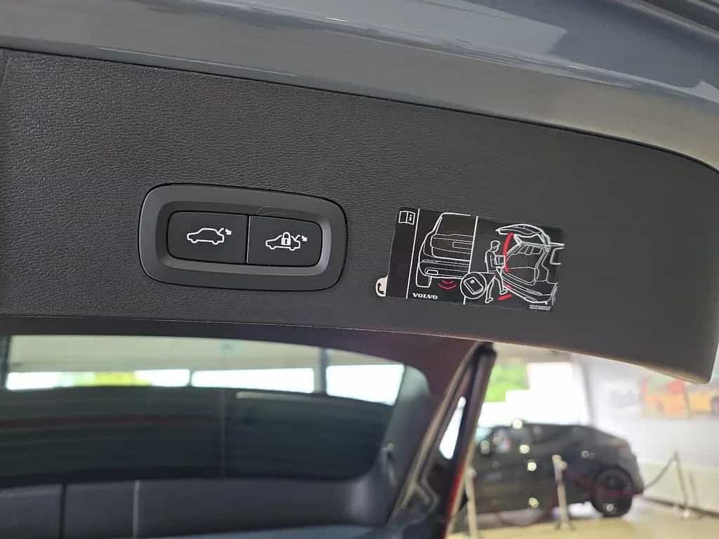 Volvo XC40 B4 R-Design ACC 360° Leder 19Zoll WinterPkt 03/2022-photo-14