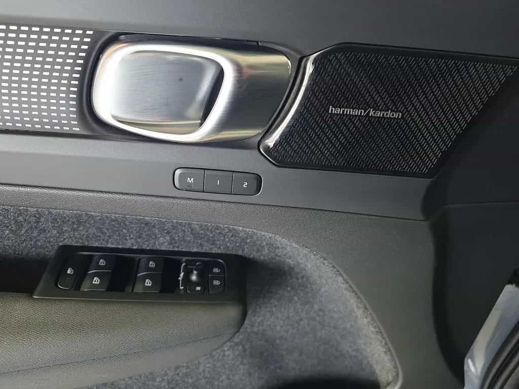 Volvo XC40 B4 R-Design ACC 360° Leder 19Zoll WinterPkt 03/2022-photo-16