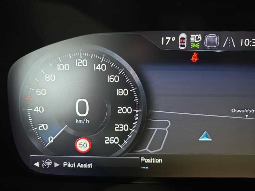 Volvo XC40 B4 R-Design ACC 360° Leder 19Zoll WinterPkt 03/2022-photo-24