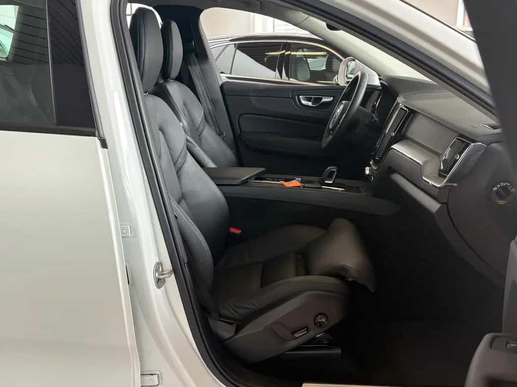 Volvo XC 60 B4 AUTOMATIK-NAVI-LEDER-AHK-DAB+KAMERA 02/2022-photo-9