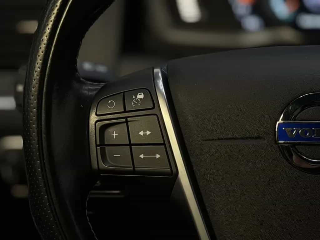 Volvo XC60 R-Design AWD|PANORAMA|3J.Garantie|ACC|LED| 12/2015-photo-11