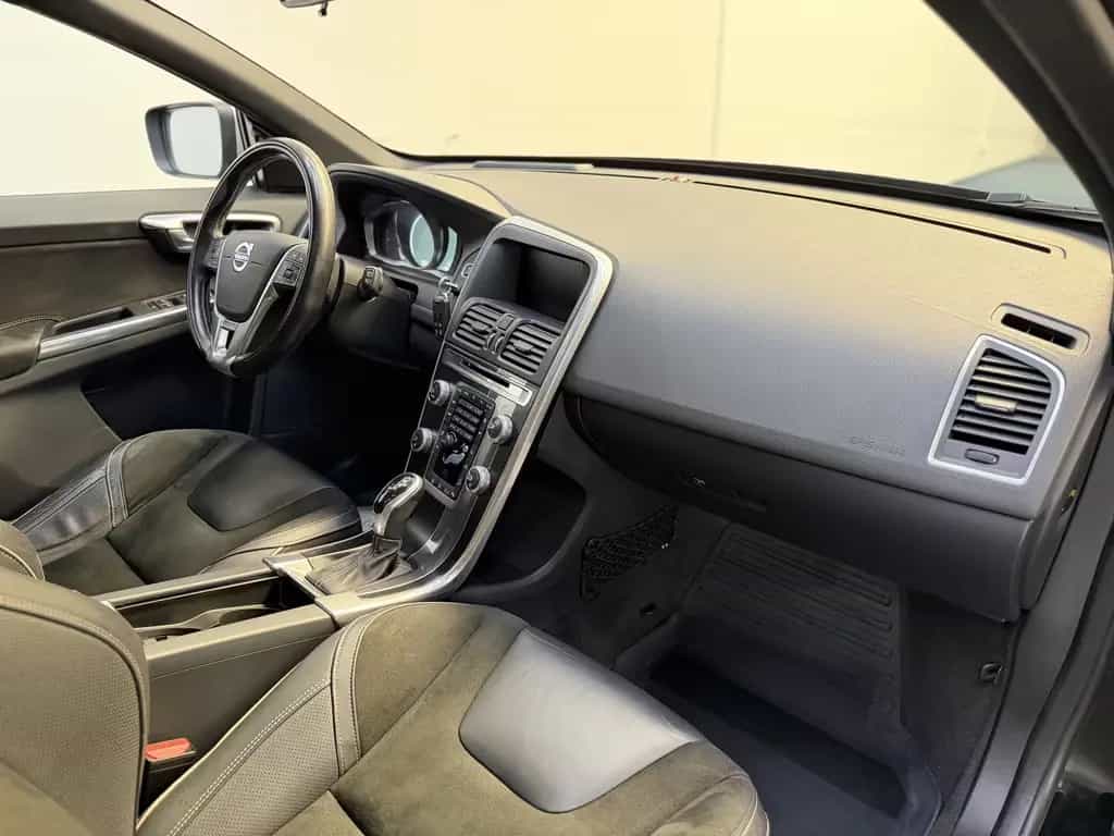 Volvo XC60 R-Design AWD|PANORAMA|3J.Garantie|ACC|LED| 12/2015-photo-18
