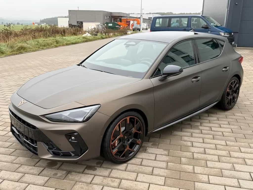 Cupra Leon 2.0 TSI VZ EXTREME+AHK+Century Bronze Matt 05/2026-photo-17