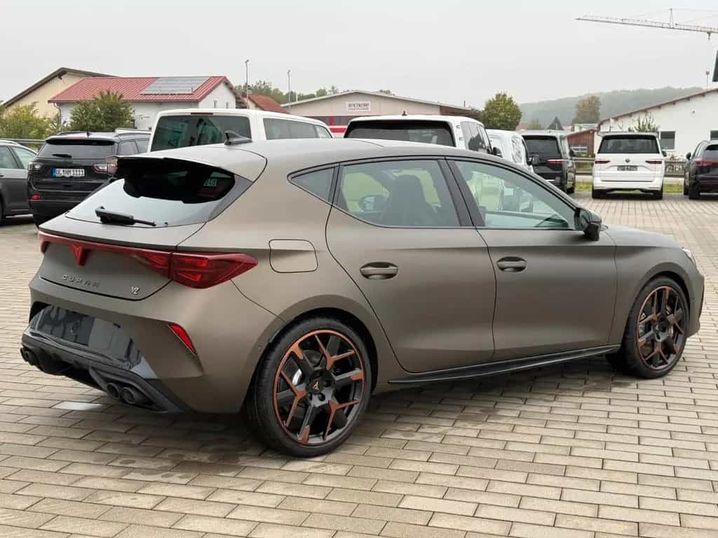Cupra Leon 2.0 TSI VZ EXTREME+AHK+Century Bronze Matt 05/2026-photo-23