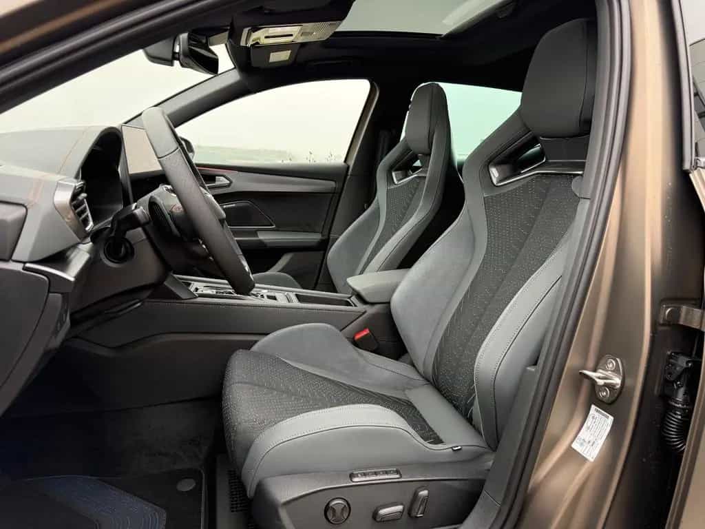 Cupra Leon 2.0 TSI VZ EXTREME+AHK+Century Bronze Matt 05/2026-photo-24