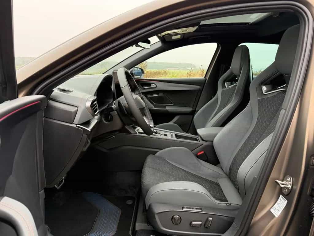 Cupra Leon 2.0 TSI VZ EXTREME+AHK+Century Bronze Matt 05/2026-photo-25