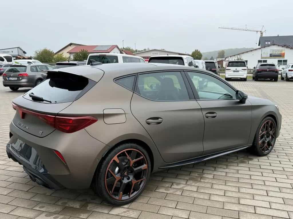 Cupra Leon 2.0 TSI VZ EXTREME+AHK+Century Bronze Matt 05/2026-photo-3