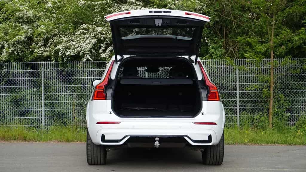 Volvo XC60 B5 Plus Dark Pano/360°/AHK/PilotAss/Massage 05/2022-photo-4