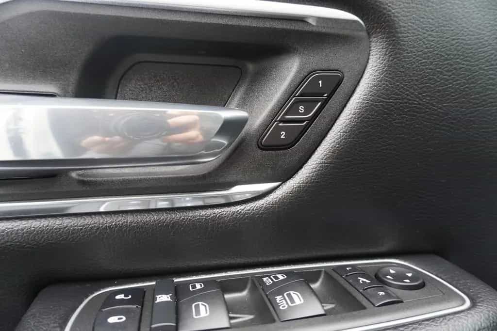 Dodge RAM 5,7 Laramie Sport  long~4x4~Leder~LED~AHK~ 07/2022-photo-17