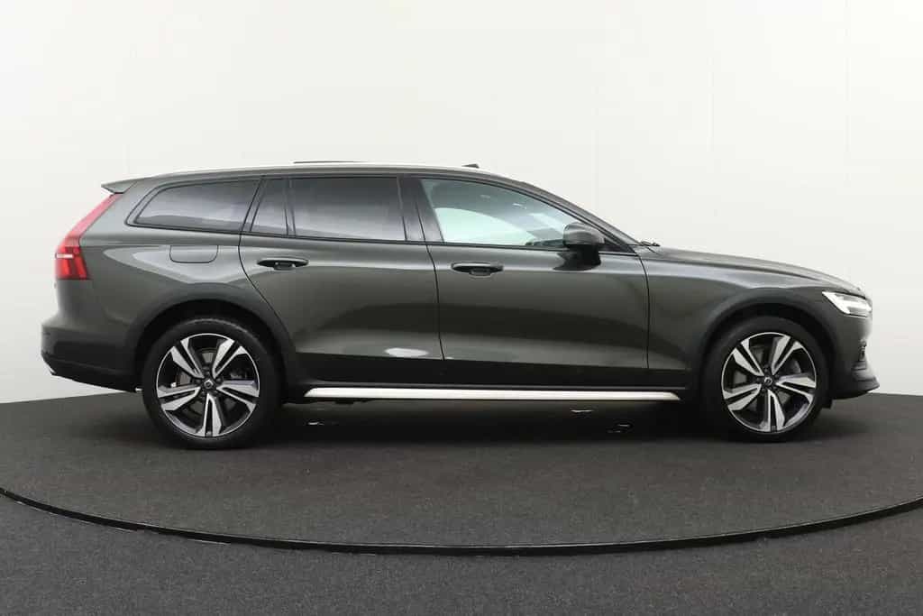 Volvo V60 Cross Country B5 265PK Aut. Inscription Pano 10/2021-photo-4