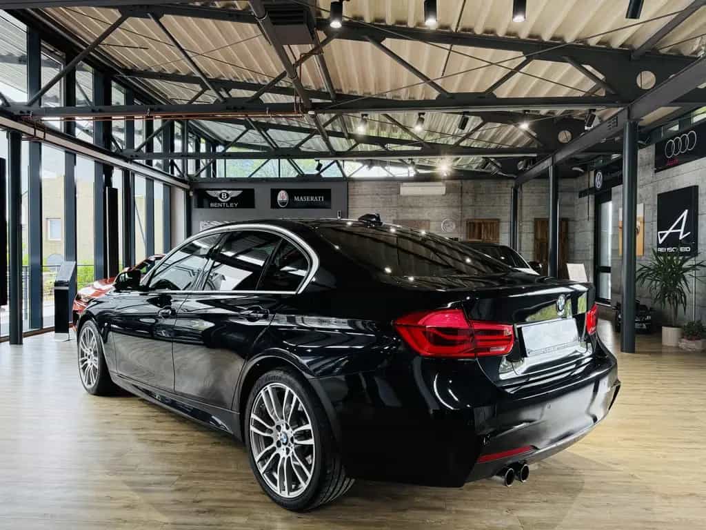 BMW 320 i xDrive M-Sport*LED*NAVI*AHK*2.HAND 09/2017-photo-3