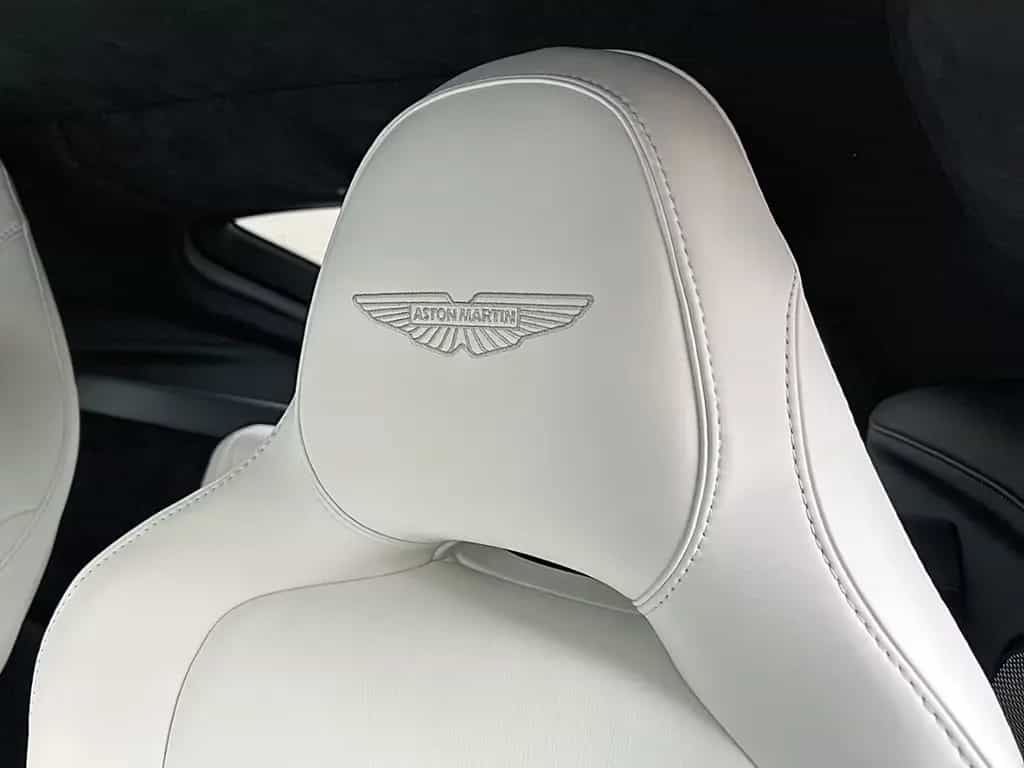 Aston Martin V8 Vantage Vantage Seychelles Blue Bowers & Wilkins 08/2024-photo-4