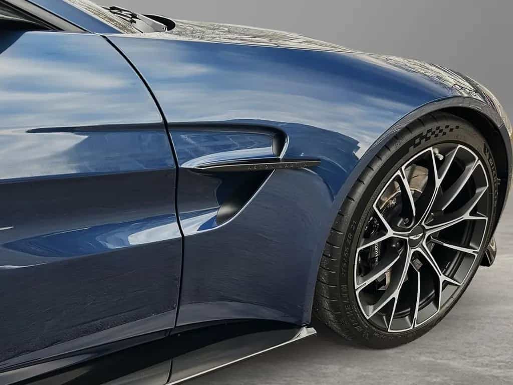 Aston Martin V8 Vantage Vantage Seychelles Blue Bowers & Wilkins 08/2024-photo-8
