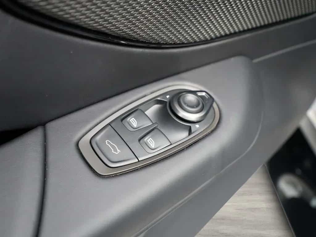 Aston Martin V8 Vantage Vantage Roadster Aluminite Silver / Onyx Black null-photo-28