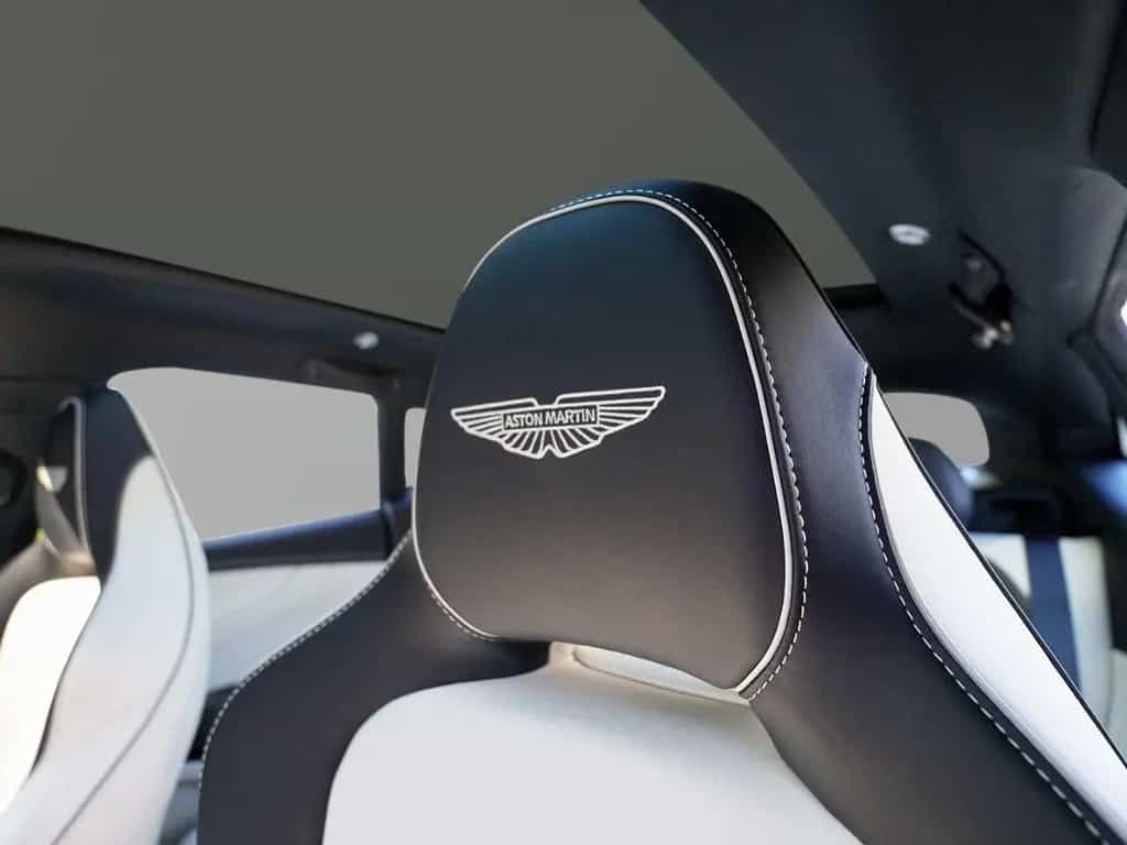 Aston Martin DBX 707 Lunar White / Onyx Black / Ivory null-photo-17