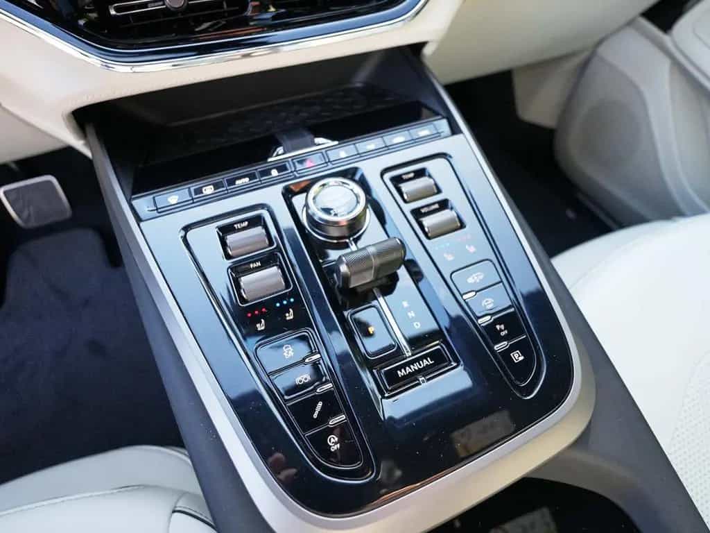 Aston Martin DBX 707 Lunar White / Onyx Black / Ivory null-photo-23
