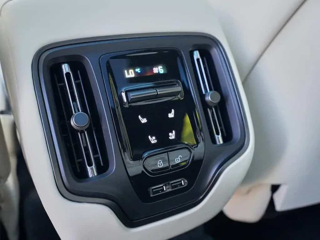 Aston Martin DBX 707 Lunar White / Onyx Black / Ivory null-photo-27