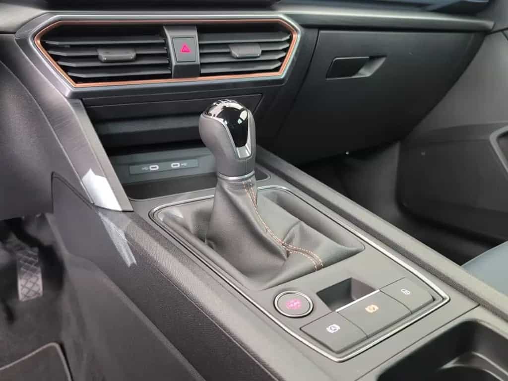 Cupra Formentor 1.5 TSI LEDER Navi CarPlay 18" MATT ! 02/2024-photo-39